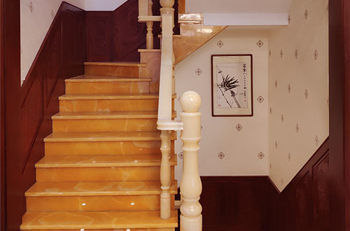 七星关中式别墅室内汉白玉石楼梯的定制安装装饰效果